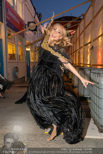 Premiere Wiener Opernsommer - Opernarena am Heumarkt, Wien - Di 01.07.2025 - Cristina PASAROIU backstage in der Pause194