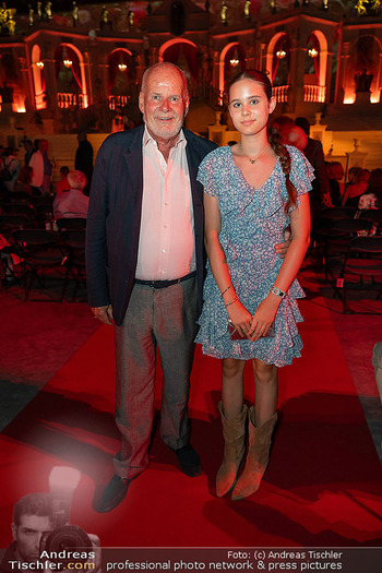 Premiere Wiener Opernsommer - Opernarena am Heumarkt, Wien - Di 01.07.2025 - Manfred AINEDTER mit Enkeltochter Leni209