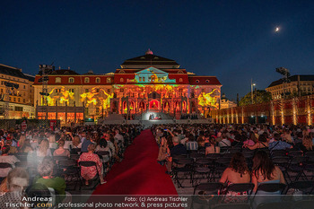 Premiere Wiener Opernsommer - Opernarena am Heumarkt, Wien - Di 01.07.2025 - Stimmungsfoto Nacht Lichtinstallationen Publikum Opernarena215