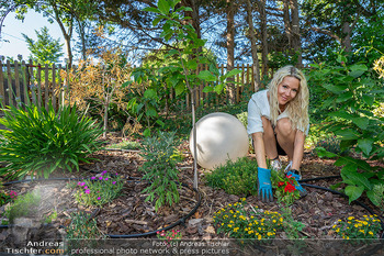 Simone Lugner HomeStory - Lugner Villa, Wien - Di 01.07.2025 - Simone LUGNER bei der Gartenarbeit8