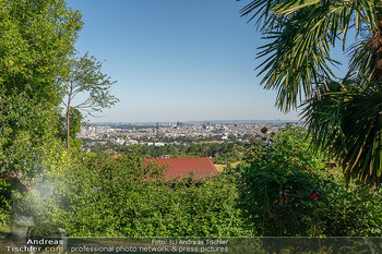 Simone Lugner HomeStory - Lugner Villa, Wien - Di 01.07.2025 - Blick über Wien vom Garten aus83