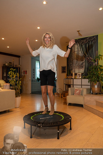 Simone Lugner HomeStory - Lugner Villa, Wien - Di 01.07.2025 - Simone LUGNER am Trampolin im Wohnzimmer123