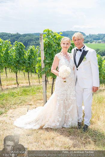 Hochzeit Dominic und Sonja Heinzl - Südsteiermark - Fr 04.07.2025 - Dominic HEINZL mit Ehefrau Sonja HEINZL (Sarközi)35