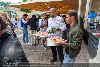 Amazon Prime Day - Riesenradvorplatz, Wien - Di 08.07.2025 - Stefan Kraft teilt Amazon Prime Day Kaiserschmarrn aus21