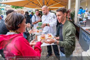 Amazon Prime Day - Riesenradvorplatz, Wien - Di 08.07.2025 - Stefan Kraft teilt Amazon Prime Day Kaiserschmarrn aus22