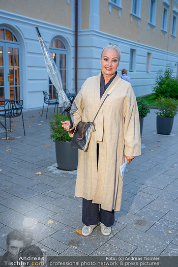 Premiere ´Ein Walzertraum´ - Schlosspark Haindorf Langenlois, NÖ - Do 24.07.2025 - Verena SCHEITZ mit Regenschirm, Regenschutz47