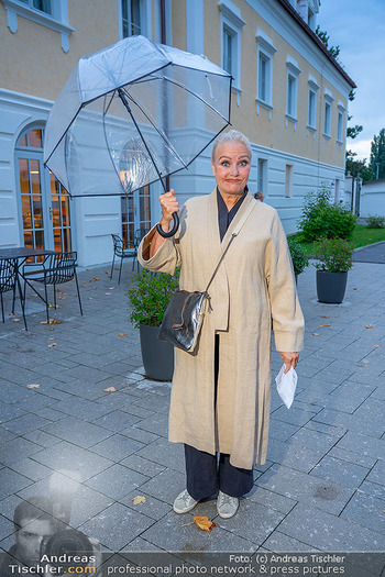 Premiere ´Ein Walzertraum´ - Schlosspark Haindorf Langenlois, NÖ - Do 24.07.2025 - Verena SCHEITZ mit Regenschirm, Regenschutz48