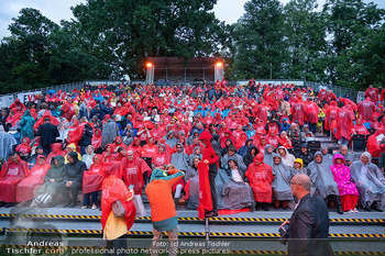 Premiere ´Ein Walzertraum´ - Schlosspark Haindorf Langenlois, NÖ - Do 24.07.2025 - Publikum mit Regenschutz, Regenwetter, verregnete Premiere, Zusc65