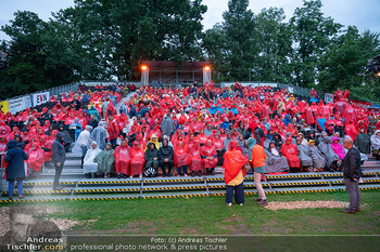 Premiere ´Ein Walzertraum´ - Schlosspark Haindorf Langenlois, NÖ - Do 24.07.2025 - Publikum mit Regenschutz, Regenwetter, verregnete Premiere, Zusc66