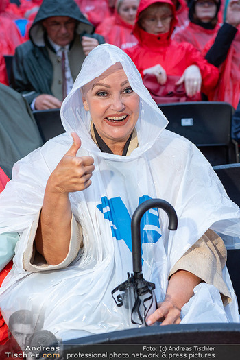Premiere ´Ein Walzertraum´ - Schlosspark Haindorf Langenlois, NÖ - Do 24.07.2025 - Verena SCHEITZ mit Regenschirm, Regenschutz67