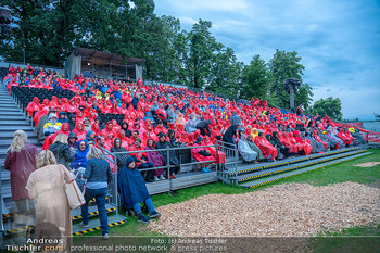 Premiere ´Ein Walzertraum´ - Schlosspark Haindorf Langenlois, NÖ - Do 24.07.2025 - Publikum mit Regenschutz, Regenwetter, verregnete Premiere, Zusc68