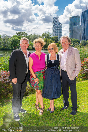 Dagmar Millesi Geburtstagsparty - Privatwohnung, Wien - Sa 02.08.2025 - Cornelius OBONYA, Carolin PIENKOS, Dagmar MILLESI, Rudolf BUCHBI1