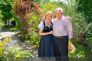 Dagmar Millesi Geburtstagsparty - Privatwohnung, Wien - Sa 02.08.2025 - Dagmar MILLESI, Heinz ZEDNIK in ihrem Garten238