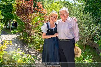 Dagmar Millesi Geburtstagsparty - Privatwohnung, Wien - Sa 02.08.2025 - Dagmar MILLESI, Heinz ZEDNIK in ihrem Garten239