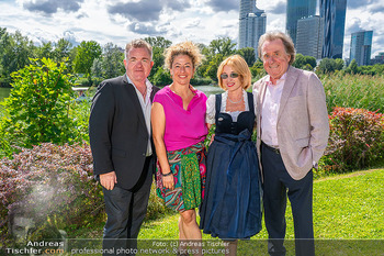 Dagmar Millesi Geburtstagsparty - Privatwohnung, Wien - Sa 02.08.2025 - Cornelius OBONYA, Carolin PIENKOS, Dagmar MILLESI, Rudolf BUCHBI253