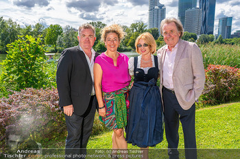 Dagmar Millesi Geburtstagsparty - Privatwohnung, Wien - Sa 02.08.2025 - Cornelius OBONYA, Carolin PIENKOS, Dagmar MILLESI, Rudolf BUCHBI254