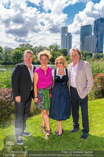 Dagmar Millesi Geburtstagsparty - Privatwohnung, Wien - Sa 02.08.2025 - Cornelius OBONYA, Carolin PIENKOS, Dagmar MILLESI, Rudolf BUCHBI255