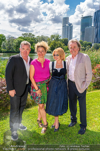 Dagmar Millesi Geburtstagsparty - Privatwohnung, Wien - Sa 02.08.2025 - Cornelius OBONYA, Carolin PIENKOS, Dagmar MILLESI, Rudolf BUCHBI256