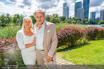 Dagmar Millesi Geburtstagsparty - Privatwohnung, Wien - Sa 02.08.2025 - Stephan PARYLA-RAKY mit Ehefrau Elisabeth261