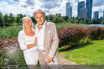 Dagmar Millesi Geburtstagsparty - Privatwohnung, Wien - Sa 02.08.2025 - Stephan PARYLA-RAKY mit Ehefrau Elisabeth262
