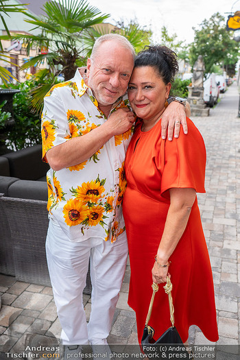 Marcus Strahl Jubiläum - Marchfelderhof - Di 05.08.2025 - Reinhard NOWAK mit Ehefrau Arzu8
