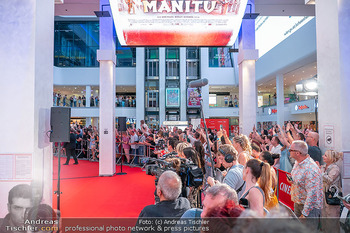 Premiere ´Das Kanu des Manitu´ - Cineplexx Millennium City, Wien - Mi 13.08.2025 - Fan-Ansturm, wartende Fans, Autogrammjäger, Red Carpet11