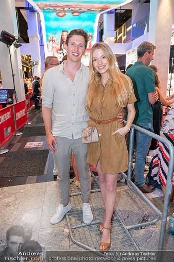 Premiere ´Das Kanu des Manitu´ - Cineplexx Millennium City, Wien - Mi 13.08.2025 - Chiara PISATI mit Freund Lukas (Lucas)62