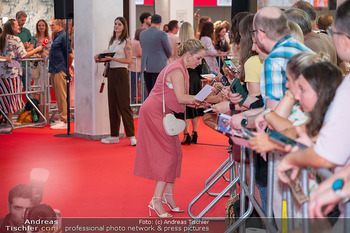 Premiere ´Das Kanu des Manitu´ - Cineplexx Millennium City, Wien - Mi 13.08.2025 - Jasmin SCHWIERS gibt Autogramme, Zuschauer, Fans, Autogrammjäge65