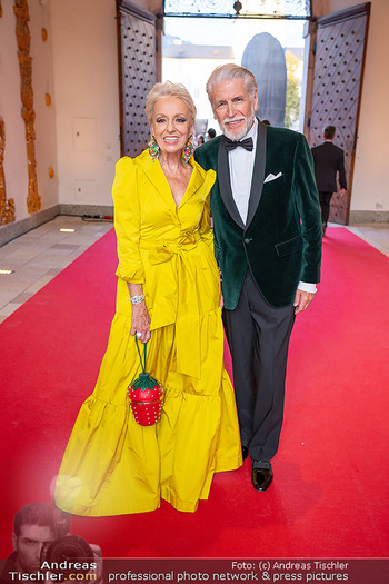 amfAR Gala - Residenz Salzburg, Salzburg - So 24.08.2025 - Baronin Eva Maria VON SCHILGEN mit Begleitung32