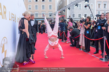 amfAR Gala - Residenz Salzburg, Salzburg - So 24.08.2025 - Mayaan LICHT macht Handstand am Red Carpet38