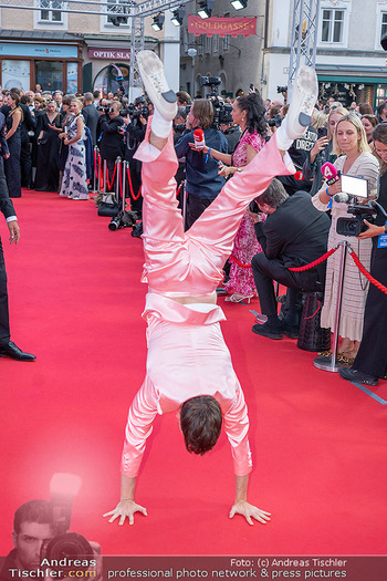 amfAR Gala - Residenz Salzburg, Salzburg - So 24.08.2025 - Mayaan LICHT macht Handstand am Red Carpet39