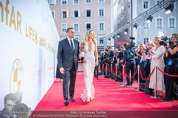 amfAR Gala - Residenz Salzburg, Salzburg - So 24.08.2025 - Elie SAAB junior mit Ehefrau Christina Mourad am red carpet100