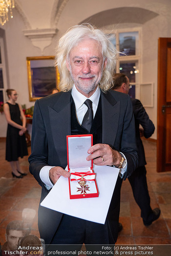 amfAR Gala - Residenz Salzburg, Salzburg - So 24.08.2025 - Bob GELDOF mit Orden, Award, Auszeichnung295