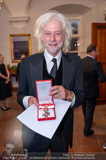 amfAR Gala - Residenz Salzburg, Salzburg - So 24.08.2025 - Bob GELDOF mit Orden, Award, Auszeichnung296