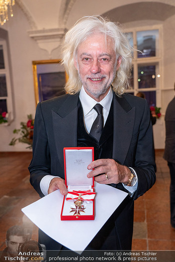 amfAR Gala - Residenz Salzburg, Salzburg - So 24.08.2025 - Bob GELDOF mit Orden, Award, Auszeichnung297