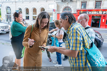 Kinopremiere ´Zweitland´ - Votivkino, Wien - Mi 03.09.2025 - Aenne SCHWARZ gibt Autogramme2