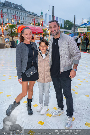 Premiere ´Cagliostro´ - Zirkuszelt am Heumarkt, Wien - Mi 10.09.2025 - Ines und Fadi MERZA mit Sohn Michel16
