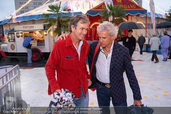 Premiere ´Cagliostro´ - Zirkuszelt am Heumarkt, Wien - Mi 10.09.2025 - Thomas BREZINA mit Partner Ehemann Ivo39