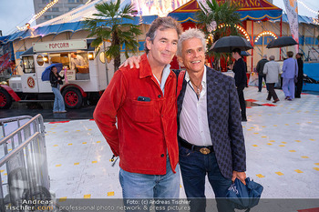 Premiere ´Cagliostro´ - Zirkuszelt am Heumarkt, Wien - Mi 10.09.2025 - Thomas BREZINA mit Partner Ehemann Ivo40