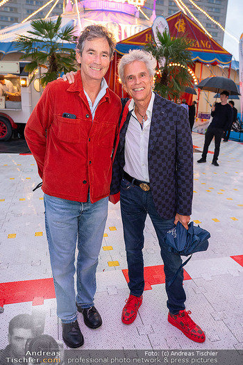 Premiere ´Cagliostro´ - Zirkuszelt am Heumarkt, Wien - Mi 10.09.2025 - Thomas BREZINA mit Partner Ehemann Ivo42