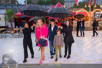 Premiere ´Cagliostro´ - Zirkuszelt am Heumarkt, Wien - Mi 10.09.2025 - Lidia BAICH mit Kindern Theodor und Lorenz63