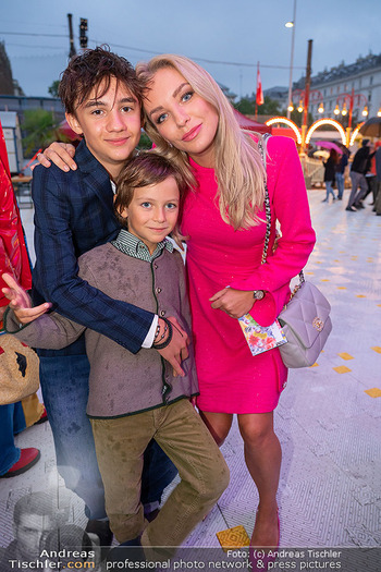 Premiere ´Cagliostro´ - Zirkuszelt am Heumarkt, Wien - Mi 10.09.2025 - Lidia BAICH mit Kindern Theodor und Lorenz65