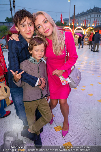 Premiere ´Cagliostro´ - Zirkuszelt am Heumarkt, Wien - Mi 10.09.2025 - Lidia BAICH mit Kindern Theodor und Lorenz66