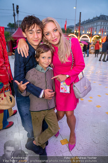 Premiere ´Cagliostro´ - Zirkuszelt am Heumarkt, Wien - Mi 10.09.2025 - Lidia BAICH mit Kindern Theodor und Lorenz67