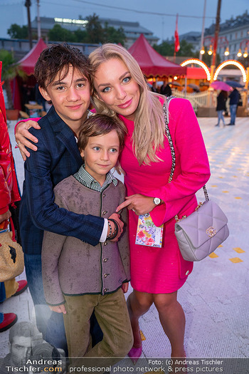 Premiere ´Cagliostro´ - Zirkuszelt am Heumarkt, Wien - Mi 10.09.2025 - Lidia BAICH mit Kindern Theodor und Lorenz68
