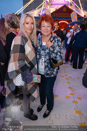 Premiere ´Cagliostro´ - Zirkuszelt am Heumarkt, Wien - Mi 10.09.2025 - Simone LUGNER mit Mutter Eva70