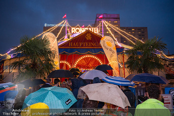 Premiere ´Cagliostro´ - Zirkuszelt am Heumarkt, Wien - Mi 10.09.2025 - Roncalli Zirkuszelt am Heumarkt, Regenschirme105