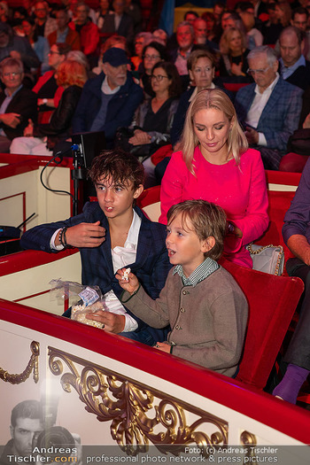 Premiere ´Cagliostro´ - Zirkuszelt am Heumarkt, Wien - Mi 10.09.2025 - Lidia BAICH mit Kindern Theodor und Lorenz112