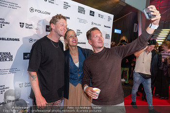 Vienna Fashion Week Opening - MQ Halle E, Wien - Mo 15.09.2025 - Lcas FENDRICH, Lilian KLEBOW, Clemens TRISCHLER (macht Selfie)33