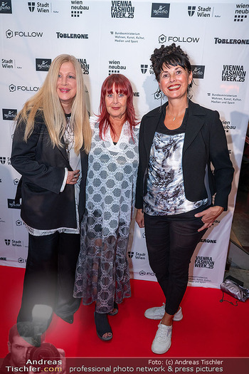 Vienna Fashion Week Opening - MQ Halle E, Wien - Mo 15.09.2025 - Elvira GEYER, Ziggy MÜLLER, Elvira OBERFRANK37